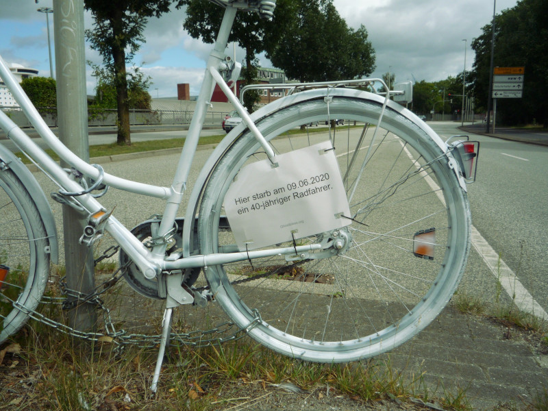 Das Ghost Bike erinnert an einen Verkehrsunfall.