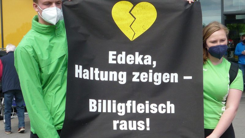 Greenpeace protestiert vor Edeka