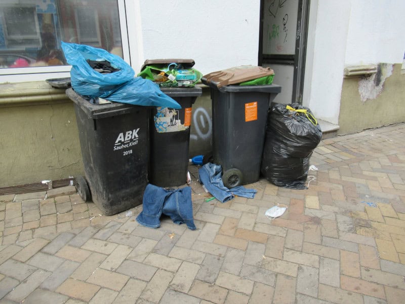 überquellende Mülltonnen