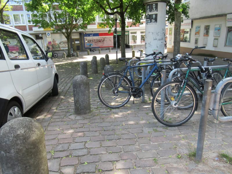 Fahrradbügel und Poller am Europaplatz