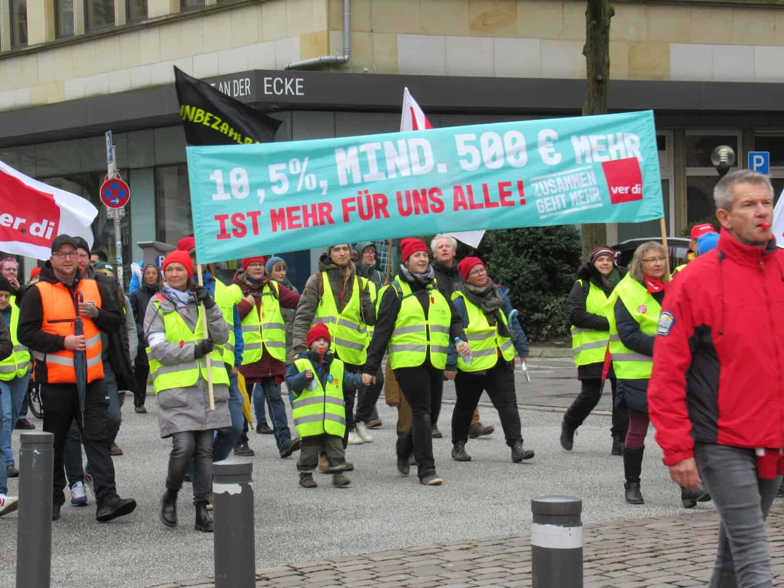 Protest vor Rathaus in Kiel