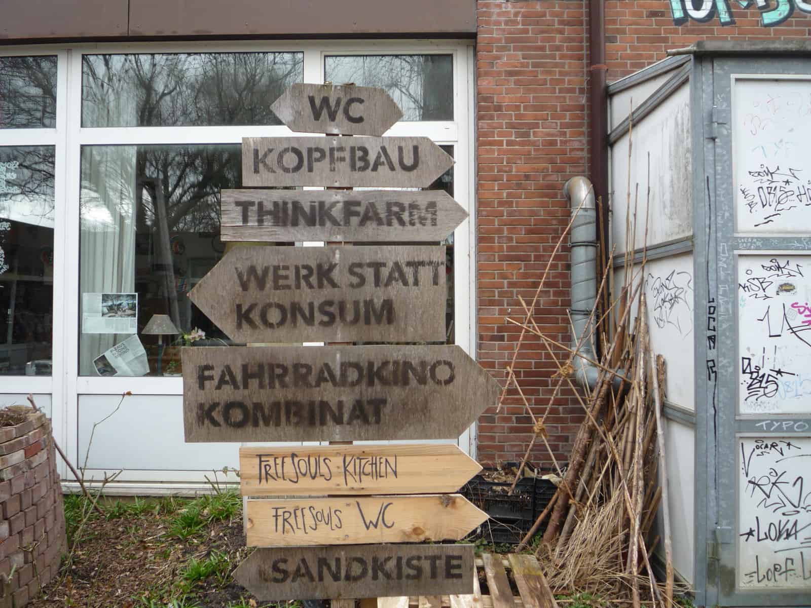 Wegweiser im Hof der Alten Mu