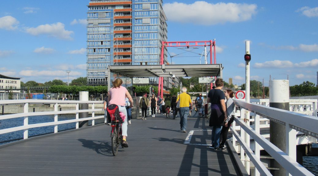 zu Fuß und mit Rad über die Hörnbrücke Kiel