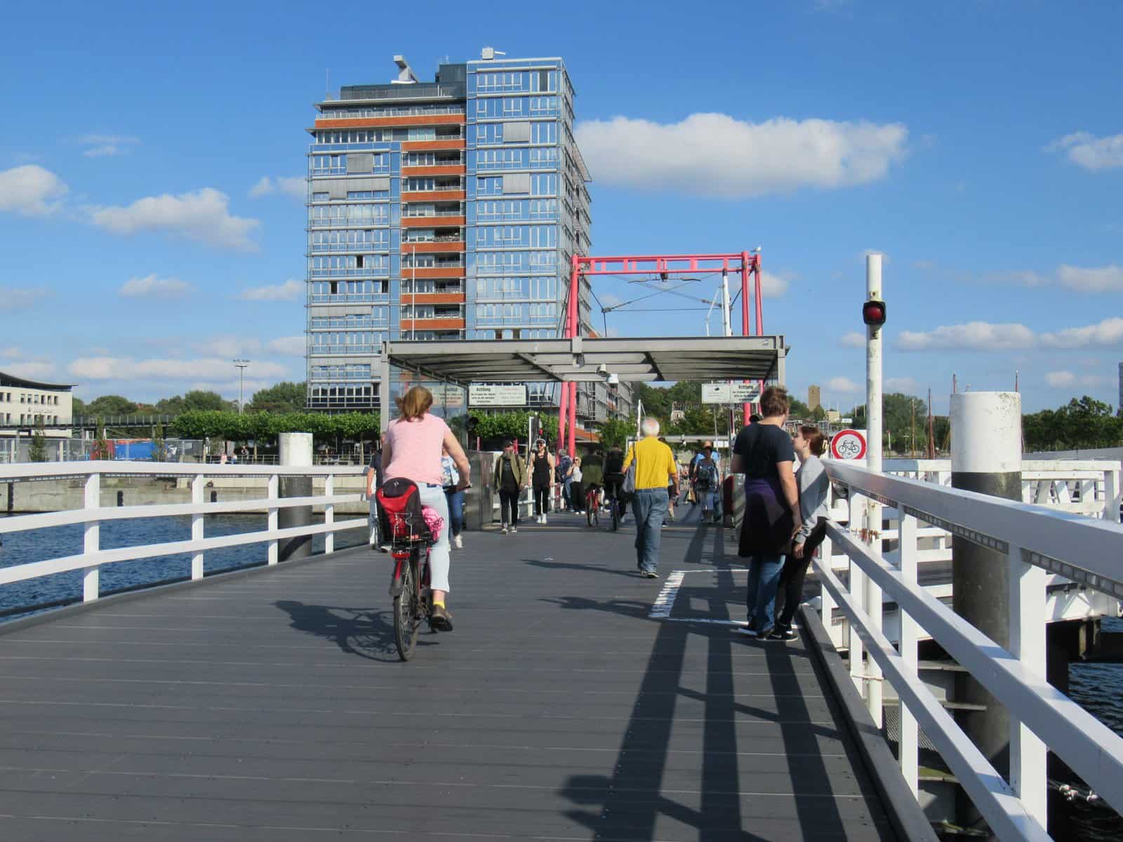 zu Fuß und mit Rad über die Hörnbrücke Kiel