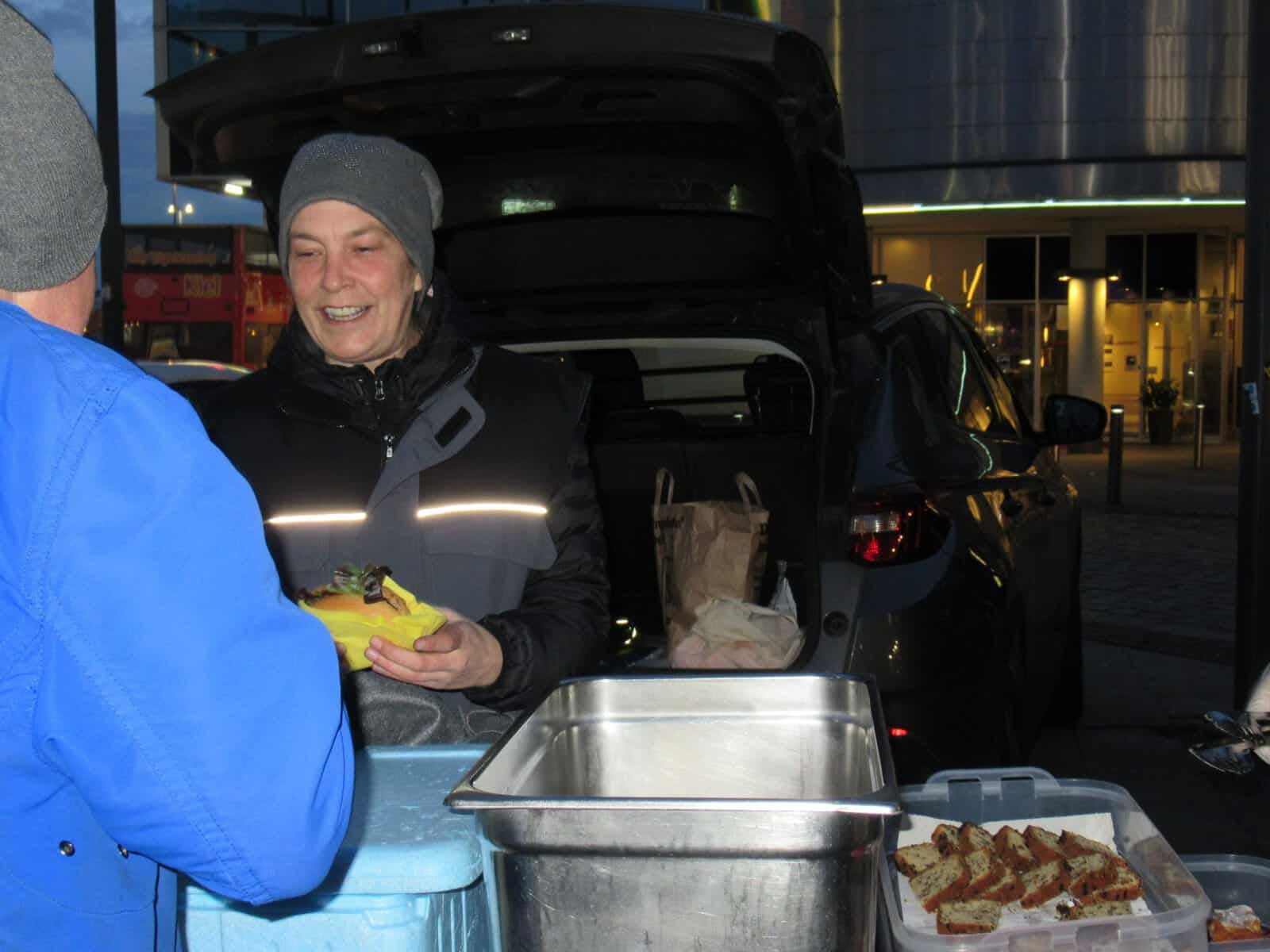 Essensverteilung durch die Obdachlosenhilfe eV