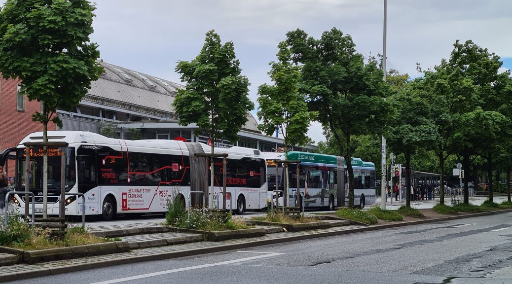 Busse vor Hauptbahnhof in Kiel