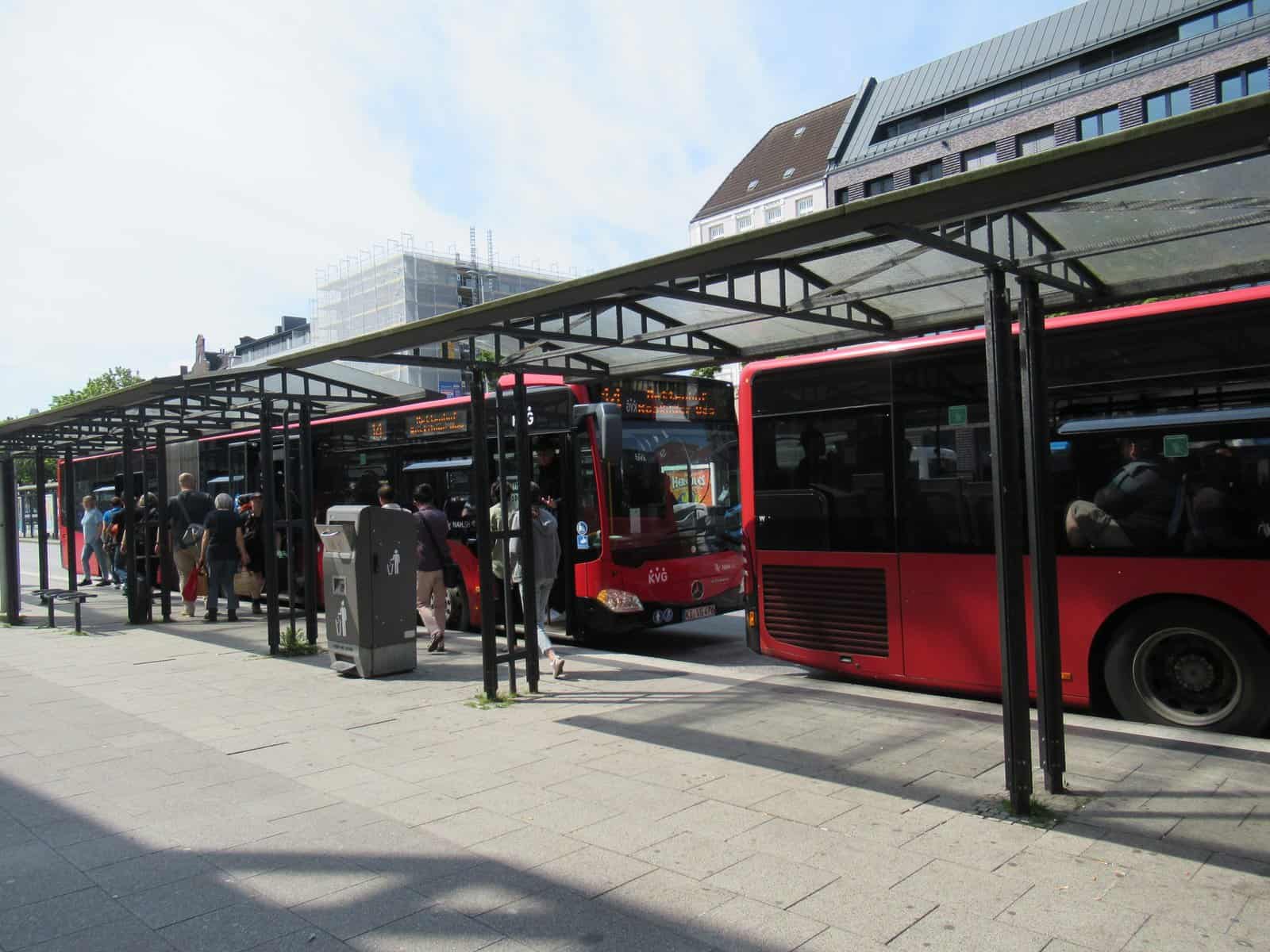 Busse vor dem Bahnhof
