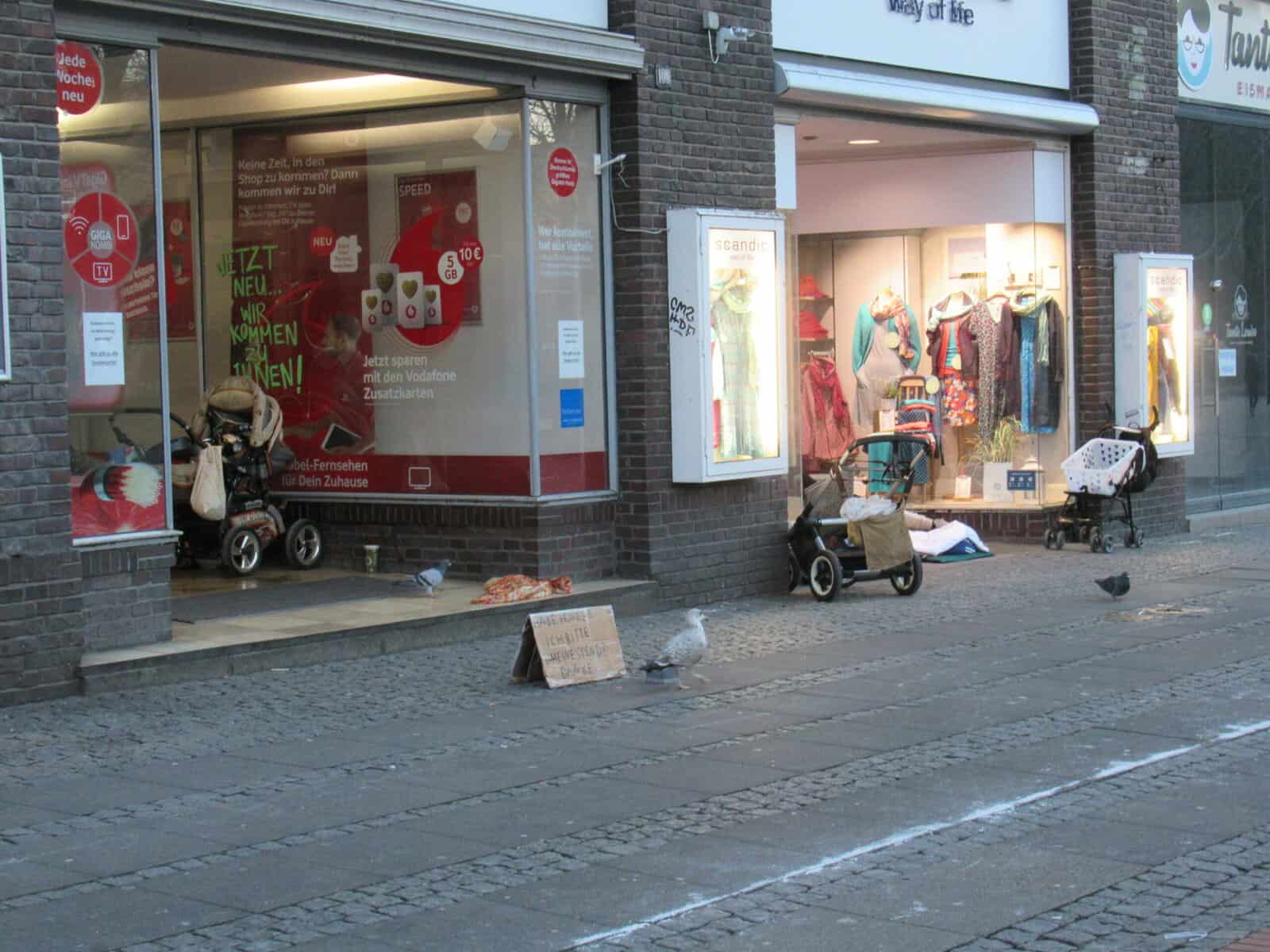 Obdachlose lagern in Ladenbuchten.
