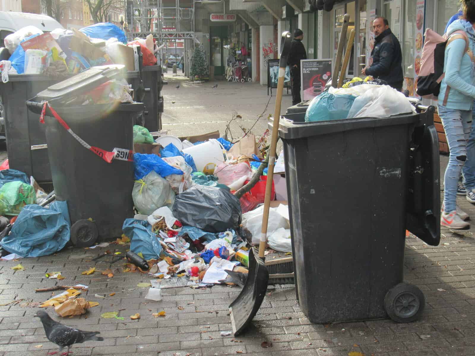 Übervolle Mülltonnen