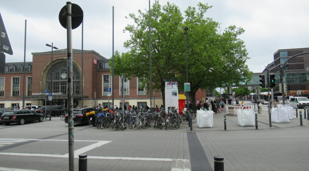 links Bahnhof Kiel, rechts Bushaltestellen Sophienblatt