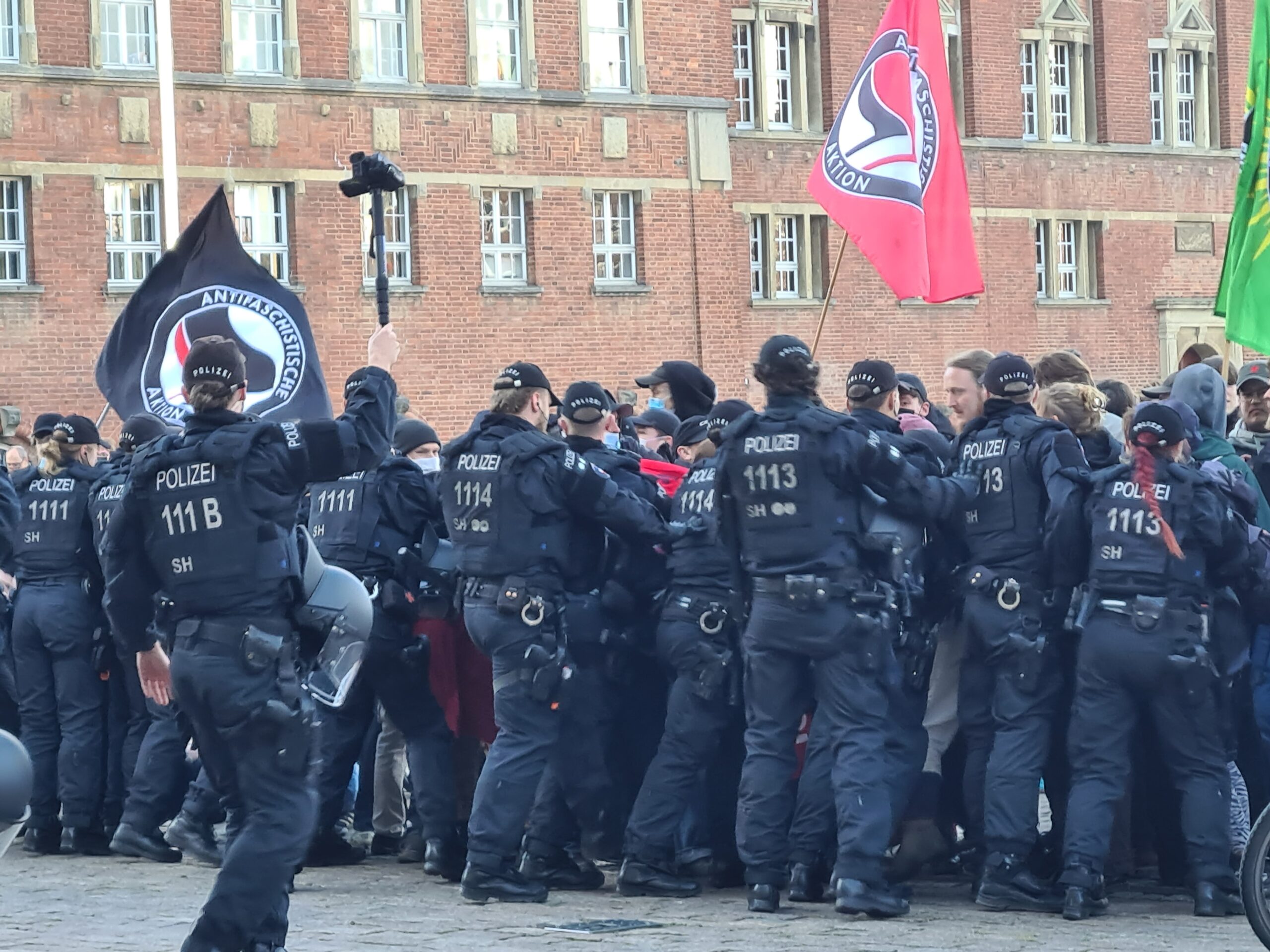 Polizei drängt die Demonstrierenden zurück.