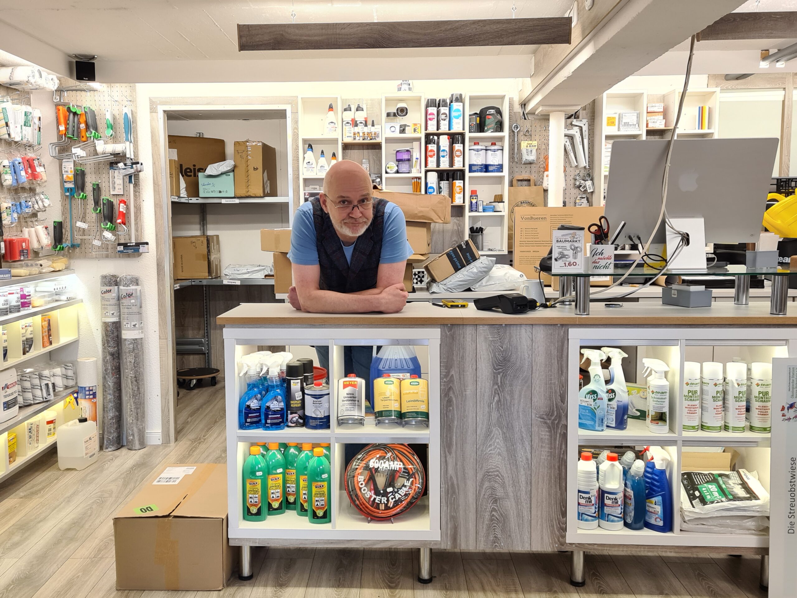 Nico Gilbert vom Kleinen Baumarkt am Rathaus hat wenig zu tun, wenn die Straße gesperrt ist.
