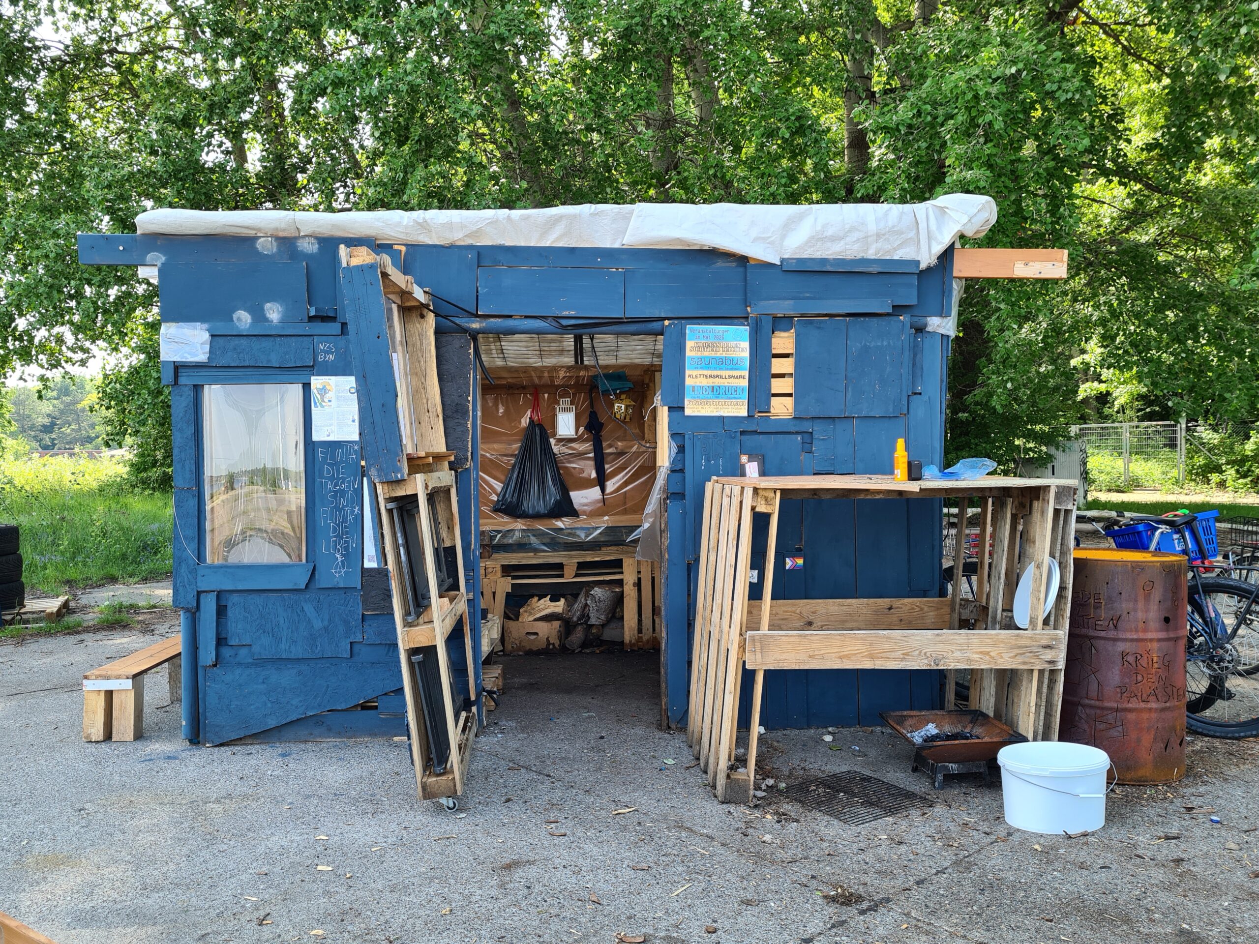 Baumbesetzer mit Baumhaus und Kiosk