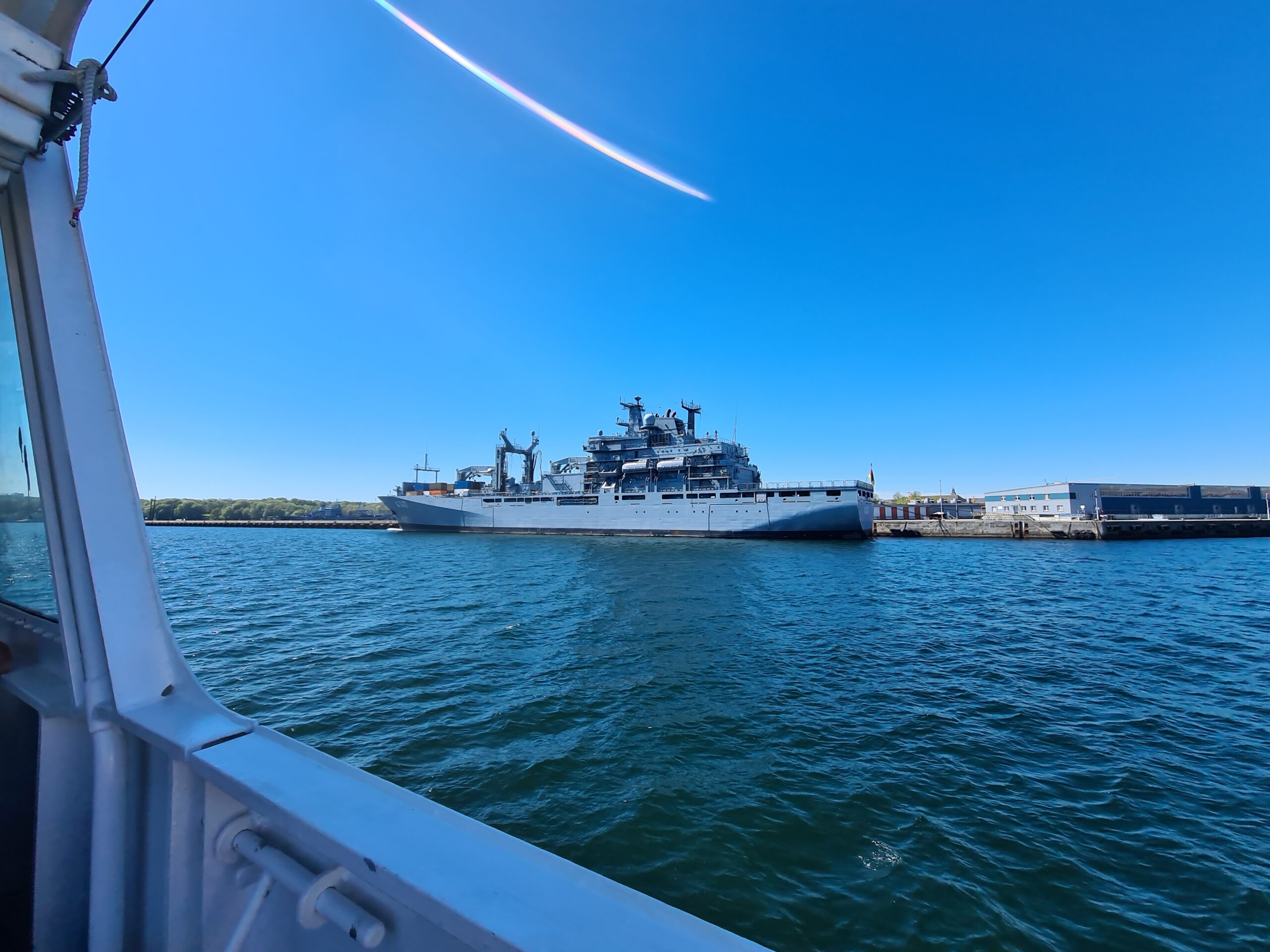 Blick von der Förde auf den Marinestützpunkt in Kiel